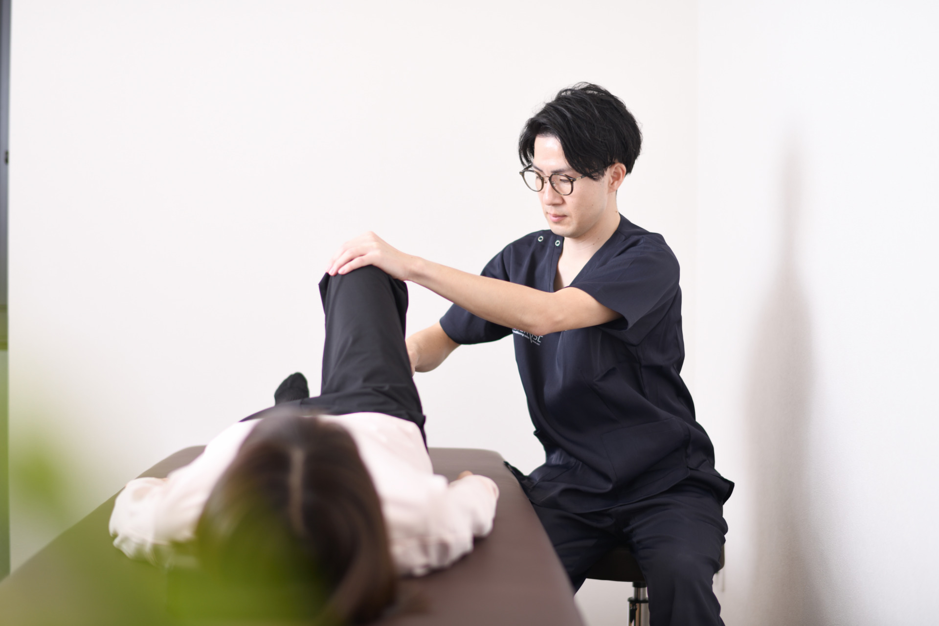 股関節や脚の動きを確認している様子